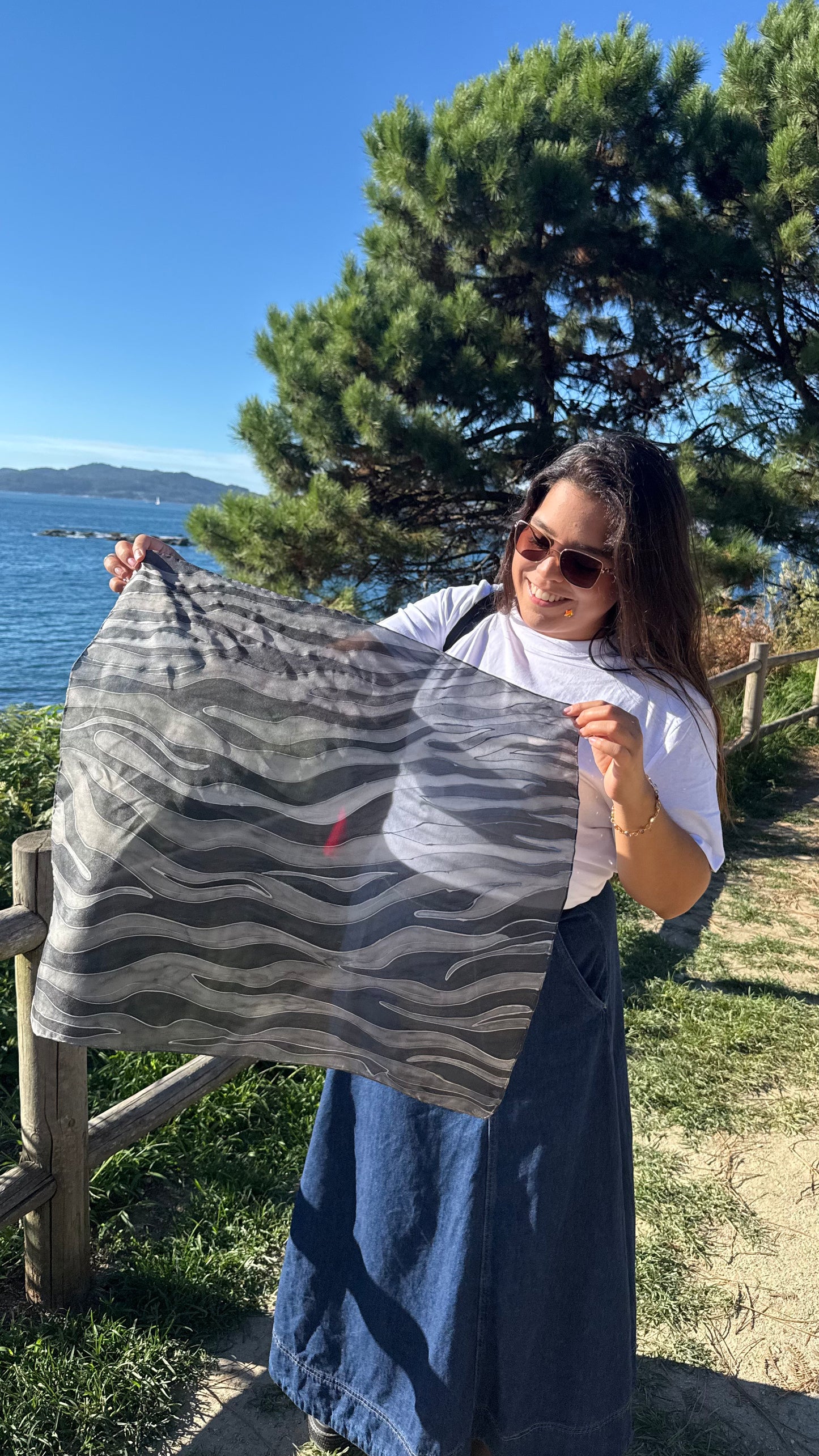 Silver Stripes | Pañuelo de seda pintado a mano