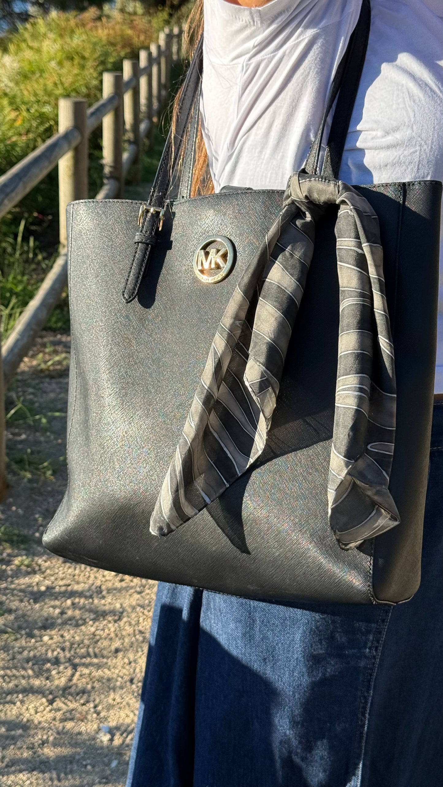 Silver Stripes | Pañuelo de seda pintado a mano